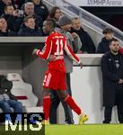 06.12.2025, Fussball Bundesliga 2025/2026, 13.Spieltag, VfB Stuttgart - FC Bayern M�nchen, in der MHP-Arena Stuttgart, Ausgewechselt, Nicolas Jackson (FC Bayern M�nchen) und Trainer Vincent Kompany (FC Bayern M�nchen) 
