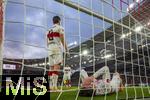 06.12.2025, Fussball Bundesliga 2025/2026, 13.Spieltag, VfB Stuttgart - FC Bayern M�nchen, in der MHP-Arena Stuttgart, re: Angelo Stiller (Stuttgart) verletzt im Tornetz.  li: Ramon Hendriks (Stuttgart) 