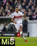 06.12.2025, Fussball Bundesliga 2025/2026, 13.Spieltag, VfB Stuttgart - FC Bayern M�nchen, in der MHP-Arena Stuttgart, Nikolas Nartey (Stuttgart) am Ball 