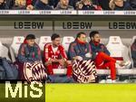 06.12.2025, Fussball Bundesliga 2025/2026, 13.Spieltag, VfB Stuttgart - FC Bayern M�nchen, in der MHP-Arena Stuttgart, v.li: Tom Bischof (Bayern M�nchen), Leon Goretzka (FC Bayern M�nchen), Torwart Manuel Neuer (FC Bayern M�nchen), Torwart Sven Ulreich (FC Bayern M�nchen) auf der Bank.
