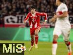 06.12.2025, Fussball Bundesliga 2025/2026, 13.Spieltag, VfB Stuttgart - FC Bayern M�nchen, in der MHP-Arena Stuttgart, Aleksandar Pavlovic (Bayern M�nchen)  am Ball 