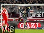 06.12.2025, Fussball Bundesliga 2025/2026, 13.Spieltag, VfB Stuttgart - FC Bayern M�nchen, in der MHP-Arena Stuttgart, Torwart Jonas Urbig (FC Bayern M�nchen) 