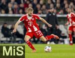 06.12.2025, Fussball Bundesliga 2025/2026, 13.Spieltag, VfB Stuttgart - FC Bayern M�nchen, in der MHP-Arena Stuttgart, Konrad Laimer (FC Bayern M�nchen) am Ball 