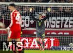 06.12.2025, Fussball Bundesliga 2025/2026, 13.Spieltag, VfB Stuttgart - FC Bayern M�nchen, in der MHP-Arena Stuttgart, Torwart Jonas Urbig (FC Bayern M�nchen) 