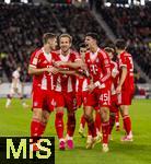 06.12.2025, Fussball Bundesliga 2025/2026, 13.Spieltag, VfB Stuttgart - FC Bayern M�nchen, in der MHP-Arena Stuttgart, Torjubel Josip Stanisic (Bayern M�nchen), Harry Kane (FC Bayern M�nchen), Aleksandar Pavlovic (Bayern M�nchen)  