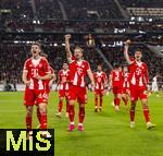 06.12.2025, Fussball Bundesliga 2025/2026, 13.Spieltag, VfB Stuttgart - FC Bayern M�nchen, in der MHP-Arena Stuttgart, Torjubel Josip Stanisic (Bayern M�nchen), Harry Kane (FC Bayern M�nchen), Aleksandar Pavlovic (Bayern M�nchen)  