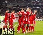 06.12.2025, Fussball Bundesliga 2025/2026, 13.Spieltag, VfB Stuttgart - FC Bayern M�nchen, in der MHP-Arena Stuttgart, Torjubel Dayot Upamecano (FC Bayern M�nchen), Aleksandar Pavlovic (Bayern M�nchen) , Lennart Karl (FC Bayern M�nchen), Joshua Kimmich (FC Bayern M�nchen), Konrad Laimer (FC Bayern M�nchen) 