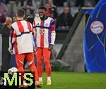 09.12.2025,  Fussball UEFA Championsleague 2025/2026: Vorrunde 6.Spieltag, FC Bayern Mnchen - Sporting Lissabon, in der Allianz-Arena Mnchen. Alphonso Davies (FC Bayern Mnchen) wrmt sich auf.
  


