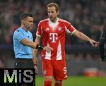 09.12.2025,  Fussball UEFA Championsleague 2025/2026: Vorrunde 6.Spieltag, FC Bayern Mnchen - Sporting Lissabon, in der Allianz-Arena Mnchen. Harry Kane (FC Bayern Mnchen) diskutiert mit Schiedsrichter Nicholas Walsh (SCO).
  

