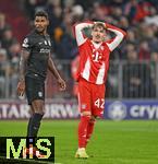 09.12.2025,  Fussball UEFA Championsleague 2025/2026: Vorrunde 6.Spieltag, FC Bayern Mnchen - Sporting Lissabon, in der Allianz-Arena Mnchen. Lennart Karl (FC Bayern Mnchen) schlgt die Hnde ber dem Kopf zusammen.
  

