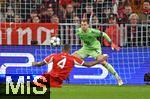 09.12.2025,  Fussball UEFA Championsleague 2025/2026: Vorrunde 6.Spieltag, FC Bayern Mnchen - Sporting Lissabon, in der Allianz-Arena Mnchen. 
  Torwart Manuel Neuer (FC Bayern Mnchen) wehrt den Ball ab. Fast ein Eigentor von Jonathan Tah (FC Bayern Mnchen) 

