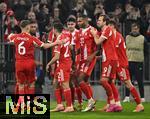 09.12.2025,  Fussball UEFA Championsleague 2025/2026: Vorrunde 6.Spieltag, FC Bayern Mnchen - Sporting Lissabon, in der Allianz-Arena Mnchen. Torjubel v.l. Joshua Kimmich (FC Bayern Mnchen), Michael Olise (FC Bayern Mnchen), Raphael Guerreiro (FC Bayern Mnchen), Aleksandar Pavlovic (FC Bayern Mnchen), Jonathan Tah (FC Bayern Mnchen), Harry Kane (FC Bayern Mnchen) und Josip Stanisic (Bayern Mnchen) 

