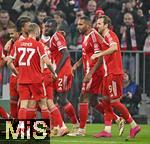 09.12.2025,  Fussball UEFA Championsleague 2025/2026: Vorrunde 6.Spieltag, FC Bayern Mnchen - Sporting Lissabon, in der Allianz-Arena Mnchen. Torjubel v.l. Serge Gnabry (FC Bayern Mnchen), Michael Olise (FC Bayern Mnchen), Konrad Laimer (FC Bayern Mnchen), Dayot Upamecano (FC Bayern Mnchen), Jonathan Tah (FC Bayern Mnchen) und Harry Kane (FC Bayern Mnchen) 
  

