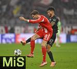 09.12.2025,  Fussball UEFA Championsleague 2025/2026: Vorrunde 6.Spieltag, FC Bayern Mnchen - Sporting Lissabon, in der Allianz-Arena Mnchen. v.l. Leon Goretzka (FC Bayern Mnchen) gegen Luis Suarez (Sporting Lissabon) 
  

