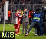 09.12.2025,  Fussball UEFA Championsleague 2025/2026: Vorrunde 6.Spieltag, FC Bayern Mnchen - Sporting Lissabon, in der Allianz-Arena Mnchen. Nach dem Schlusspfiff: Lennart Karl (FC Bayern Mnchen) Macht ein Selfie mit dem Pokal fr Player of the Match. Bester Spieler des Spiels.