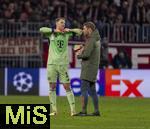 09.12.2025,  Fussball UEFA Championsleague 2025/2026: Vorrunde 6.Spieltag, FC Bayern Mnchen - Sporting Lissabon, in der Allianz-Arena Mnchen. Nach dem Schlusspfiff: Torwart Manuel Neuer (FC Bayern Mnchen) mit Torwart-Trainer Michael Rechner (FC Bayern Mnchen). Neuer zieht seine Handschuhe aus, Man kann an seiner linken Hand sehen, dass Ringfinger und kleiner Finger zusammen getapet sind