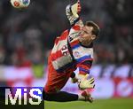 14.12.2025, Fussball Bundesliga 2025/2026, 14.Spieltag, FC Bayern M�nchen - 1.FSV Mainz 05, in der Allianz-Arena M�nchen,  Torwart Manuel Neuer (FC Bayern M�nchen) beim Aufw�rmen


