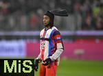 14.12.2025, Fussball Bundesliga 2025/2026, 14.Spieltag, FC Bayern M�nchen - 1.FSV Mainz 05, in der Allianz-Arena M�nchen,  Michael Olise (FC Bayern M�nchen) beim Aufw�rmen mit ausgefallener Winterm�tze.

