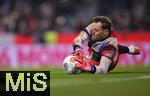 14.12.2025, Fussball Bundesliga 2025/2026, 14.Spieltag, FC Bayern M�nchen - 1.FSV Mainz 05, in der Allianz-Arena M�nchen,  Torwart Manuel Neuer (FC Bayern M�nchen) beim Aufw�rmen


