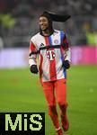 14.12.2025, Fussball Bundesliga 2025/2026, 14.Spieltag, FC Bayern M�nchen - 1.FSV Mainz 05, in der Allianz-Arena M�nchen,  Michael Olise (FC Bayern M�nchen) beim Aufw�rmen mit ausgefallener Winterm�tze.


