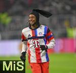 14.12.2025, Fussball Bundesliga 2025/2026, 14.Spieltag, FC Bayern M�nchen - 1.FSV Mainz 05, in der Allianz-Arena M�nchen,  Michael Olise (FC Bayern M�nchen) beim Aufw�rmen mit ausgefallener Winterm�tze.

