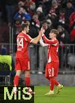 14.12.2025, Fussball Bundesliga 2025/2026, 14.Spieltag, FC Bayern M�nchen - 1.FSV Mainz 05, in der Allianz-Arena M�nchen,  Torjubel Lennart Karl (re, FC Bayern M�nchen) mit Josip Stanisic (Bayern M�nchen) 



