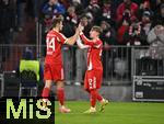 14.12.2025, Fussball Bundesliga 2025/2026, 14.Spieltag, FC Bayern M�nchen - 1.FSV Mainz 05, in der Allianz-Arena M�nchen,  Torjubel Lennart Karl (re, FC Bayern M�nchen) mit Josip Stanisic (Bayern M�nchen) 



