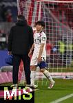 14.12.2025, Fussball Bundesliga 2025/2026, 14.Spieltag, FC Bayern M�nchen - 1.FSV Mainz 05, in der Allianz-Arena M�nchen,  Sota Kawasaki (FSV Mainz) muss verletzt aus dem SPIEL


