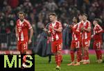 14.12.2025, Fussball Bundesliga 2025/2026, 14.Spieltag, FC Bayern M�nchen - 1.FSV Mainz 05, in der Allianz-Arena M�nchen,  die Bayernspieler verabschieden sich frustriert von den Fans nach dem 2:2, Harry Kane (FC Bayern M�nchen), Joshua Kimmich (FC Bayern M�nchen), 


