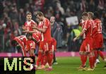 14.12.2025, Fussball Bundesliga 2025/2026, 14.Spieltag, FC Bayern M�nchen - 1.FSV Mainz 05, in der Allianz-Arena M�nchen,  die Bayernspieler verabschieden sich frustriert von den Fans nach dem 2:2, Harry Kane (FC Bayern M�nchen), Joshua Kimmich (FC Bayern M�nchen), 


