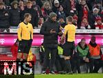 14.12.2025, Fussball Bundesliga 2025/2026, 14.Spieltag, FC Bayern M�nchen - 1.FSV Mainz 05, in der Allianz-Arena M�nchen,  Trainer Vincent Kompany (FC Bayern M�nchen) wird vom Schiedsrichter Robin Braun ermahnt 


