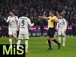 14.12.2025, Fussball Bundesliga 2025/2026, 14.Spieltag, FC Bayern M�nchen - 1.FSV Mainz 05, in der Allianz-Arena M�nchen,  Schiedsrichter Robin Braun gibt Elfmeter 


