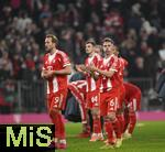 14.12.2025, Fussball Bundesliga 2025/2026, 14.Spieltag, FC Bayern M�nchen - 1.FSV Mainz 05, in der Allianz-Arena M�nchen,  die Bayernspieler verabschieden sich frustriert von den Fans nach dem 2:2, Harry Kane (FC Bayern M�nchen), Joshua Kimmich (FC Bayern M�nchen), 


