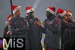 14.12.2025, Fussball Bundesliga 2025/2026, 14.Spieltag, FC Bayern M�nchen - 1.FSV Mainz 05, in der Allianz-Arena M�nchen,  Weihnachts-Schlussfeier nach dem Spiel. Die Bayernspieler verabschieden sich emotional zur�ckhaltend mit Nikolausm�tzen bei den Fans, Hiroki Ito (FC Bayern M�nchen), Nicolas Jackson (FC Bayern M�nchen), Alphonso Davies (FC Bayern M�nchen) 

