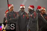 14.12.2025, Fussball Bundesliga 2025/2026, 14.Spieltag, FC Bayern M�nchen - 1.FSV Mainz 05, in der Allianz-Arena M�nchen,  Weihnachts-Schlussfeier nach dem Spiel. Die Bayernspieler verabschieden sich emotional zur�ckhaltend mit Nikolausm�tzen bei den Fans, Hiroki Ito (FC Bayern M�nchen), Nicolas Jackson (FC Bayern M�nchen), Alphonso Davies (FC Bayern M�nchen) 

