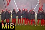14.12.2025, Fussball Bundesliga 2025/2026, 14.Spieltag, FC Bayern M�nchen - 1.FSV Mainz 05, in der Allianz-Arena M�nchen,  Weihnachts-Schlussfeier nach dem Spiel. Die Bayernspieler verabschieden sich emotional zur�ckhaltend mit Nikolausm�tzen bei den Fans, Serge Gnabry (FC Bayern M�nchen), Dayot Upamecano (FC Bayern M�nchen), Torwart Sven Ulreich (FC Bayern M�nchen), Jonathan Tah (FC Bayern M�nchen), Leon Goretzka (FC Bayern M�nchen), Konrad Laimer (FC Bayern M�nchen), Hiroki Ito (FC Bayern M�nchen), 


