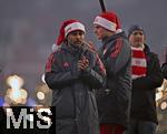 14.12.2025, Fussball Bundesliga 2025/2026, 14.Spieltag, FC Bayern M�nchen - 1.FSV Mainz 05, in der Allianz-Arena M�nchen,  Weihnachts-Schlussfeier nach dem Spiel. Die Bayernspieler verabschieden sich emotional zur�ckhaltend mit Nikolausm�tzen bei den Fans, Serge Gnabry (FC Bayern M�nchen)  nachdenklich 

