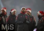 14.12.2025, Fussball Bundesliga 2025/2026, 14.Spieltag, FC Bayern M�nchen - 1.FSV Mainz 05, in der Allianz-Arena M�nchen,  Weihnachts-Schlussfeier nach dem Spiel. Die Bayernspieler verabschieden sich emotional zur�ckhaltend mit Nikolausm�tzen bei den Fans, Jonathan Tah (FC Bayern M�nchen), Serge Gnabry (FC Bayern M�nchen), Konrad Laimer (FC Bayern M�nchen) 

