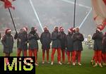 14.12.2025, Fussball Bundesliga 2025/2026, 14.Spieltag, FC Bayern M�nchen - 1.FSV Mainz 05, in der Allianz-Arena M�nchen,  Weihnachts-Schlussfeier nach dem Spiel. Die Bayernspieler verabschieden sich emotional zur�ckhaltend mit Nikolausm�tzen bei den Fans, Serge Gnabry (FC Bayern M�nchen), Dayot Upamecano (FC Bayern M�nchen), Torwart Sven Ulreich (FC Bayern M�nchen), Jonathan Tah (FC Bayern M�nchen), Leon Goretzka (FC Bayern M�nchen), Konrad Laimer (FC Bayern M�nchen), Hiroki Ito (FC Bayern M�nchen), 


