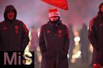 14.12.2025, Fussball Bundesliga 2025/2026, 14.Spieltag, FC Bayern M�nchen - 1.FSV Mainz 05, in der Allianz-Arena M�nchen,  Weihnachts-Schlussfeier nach dem Spiel. Die Bayernspieler verabschieden sich emotional zur�ckhaltend mit Nikolausm�tzen bei den Fans, Lennart Karl (FC Bayern M�nchen) nachdenklich 

