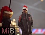 14.12.2025, Fussball Bundesliga 2025/2026, 14.Spieltag, FC Bayern M�nchen - 1.FSV Mainz 05, in der Allianz-Arena M�nchen,  Weihnachts-Schlussfeier nach dem Spiel. Die Bayernspieler verabschieden sich emotional zur�ckhaltend mit Nikolausm�tzen bei den Fans, Aleksandar Pavlovic (Bayern M�nchen)  nachdenklich 

