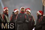 14.12.2025, Fussball Bundesliga 2025/2026, 14.Spieltag, FC Bayern M�nchen - 1.FSV Mainz 05, in der Allianz-Arena M�nchen,  Weihnachts-Schlussfeier nach dem Spiel. Die Bayernspieler verabschieden sich emotional zur�ckhaltend mit Nikolausm�tzen bei den Fans, Jonathan Tah (FC Bayern M�nchen), Serge Gnabry (FC Bayern M�nchen), Konrad Laimer (FC Bayern M�nchen) 

