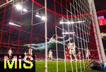 14.12.2025, Fussball Bundesliga 2025/2026, 14.Spieltag, FC Bayern M�nchen - 1.FSV Mainz 05, in der Allianz-Arena M�nchen,  Torwart Daniel Batz (FSV Mainz) fliegt quer durch den Strafraum.


