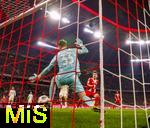 14.12.2025, Fussball Bundesliga 2025/2026, 14.Spieltag, FC Bayern M�nchen - 1.FSV Mainz 05, in der Allianz-Arena M�nchen,  Torschuss zum 1:1 von Lennart Karl (re, FC Bayern M�nchen) gegen Torwart Daniel Batz (mitte, FSV Mainz) 


