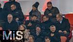 14.12.2025, Fussball Bundesliga 2025/2026, 14.Spieltag, FC Bayern M�nchen - 1.FSV Mainz 05, in der Allianz-Arena M�nchen, Zu Besuch aus Vanouver (Kanada) ist Ex-Bayernspieler Thomas M�ller (mitte) auf der VIP-Trib�ne mit Ex-Vorstandsvorsitzender Karl-Heinz Rummenigge (li, FC Bayern M�nchen), Vorstandsvorsitzender Jan-Christian Dreesen (re, FC Bayern M�nchen), Sportvorstand Max Eberl (Bayern M�nchen), Pr�sident Herbert Hainer (u.re, FC Bayern) 