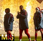 14.12.2025, Fussball Bundesliga 2025/2026, 14.Spieltag, FC Bayern M�nchen - 1.FSV Mainz 05, in der Allianz-Arena M�nchen, Adventliche Schlussfeier beim letzten Saisonspiel des Jahres nach dem Spiel in der Allianz Arena, Harry Kane (mitte, FC Bayern M�nchen) und Joshua Kimmich (li, FC Bayern M�nchen) im Schein der Sternwerfer