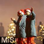 14.12.2025, Fussball Bundesliga 2025/2026, 14.Spieltag, FC Bayern M�nchen - 1.FSV Mainz 05, in der Allianz-Arena M�nchen, Adventliche Schlussfeier beim letzten Saisonspiel des Jahres nach dem Spiel in der Allianz Arena,  re: Leon Goretzka (FC Bayern M�nchen) und Aleksandar Pavlovic (Bayern M�nchen)  