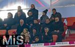 14.12.2025, Fussball Bundesliga 2025/2026, 14.Spieltag, FC Bayern M�nchen - 1.FSV Mainz 05, in der Allianz-Arena M�nchen, Zu Besuch aus Vanouver (Kanada) ist Ex-Bayernspieler Thomas M�ller (mitte) auf der VIP-Trib�ne mit Ex-Vorstandsvorsitzender Karl-Heinz Rummenigge (li, FC Bayern M�nchen), Vorstandsvorsitzender Jan-Christian Dreesen (re, FC Bayern M�nchen), Sportvorstand Max Eberl (Bayern M�nchen), Pr�sident Herbert Hainer (FC Bayern) 