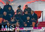 14.12.2025, Fussball Bundesliga 2025/2026, 14.Spieltag, FC Bayern M�nchen - 1.FSV Mainz 05, in der Allianz-Arena M�nchen, Zu Besuch aus Vanouver (Kanada) ist Ex-Bayernspieler Thomas M�ller (mitte) auf der VIP-Trib�ne mit Vorstandsvorsitzender Jan-Christian Dreesen (re, FC Bayern M�nchen), Sportvorstand Max Eberl (Bayern M�nchen), Pr�sident Herbert Hainer (u.re, FC Bayern) Ex-Vorstandsvorsitzender Karl-Heinz Rummenigge (FC Bayern M�nchen), 