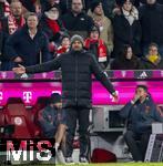 14.12.2025, Fussball Bundesliga 2025/2026, 14.Spieltag, FC Bayern M�nchen - 1.FSV Mainz 05, in der Allianz-Arena M�nchen, Trainer Vincent Kompany (FC Bayern M�nchen) unzufrieden.
